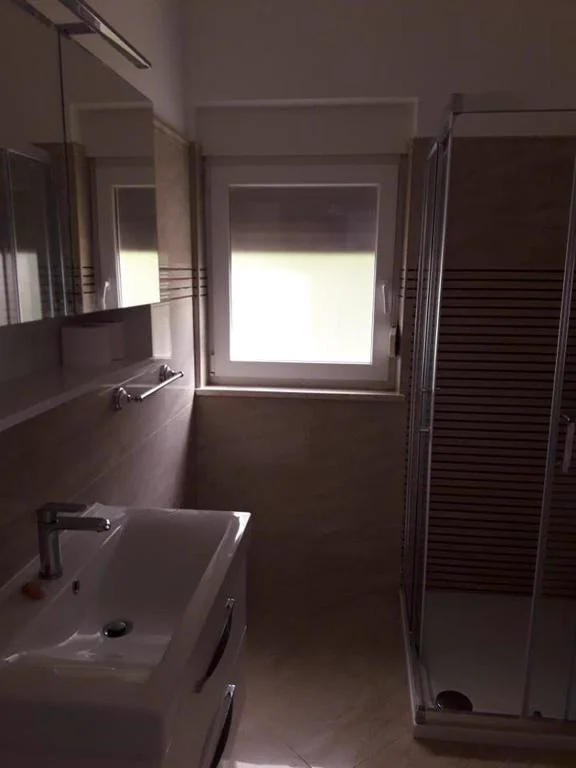 Comfortable Apartment — Uredna kupaonica s tušem