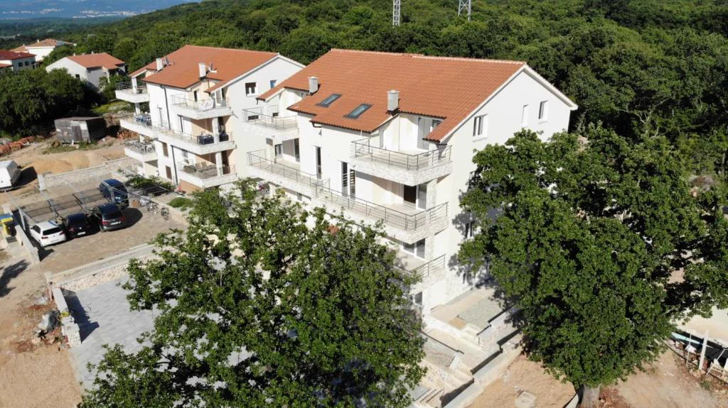 Comfortable Apartment — Moderan apartman s bazenom i pogledom na more u Njivicama