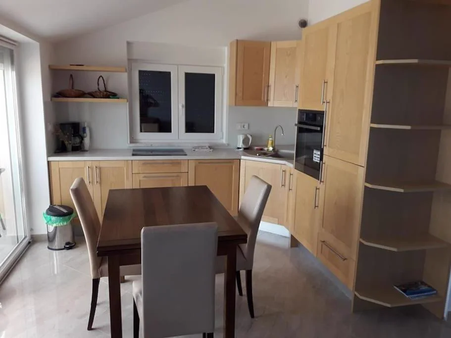 Comfortable Apartment — Moderno opremljena kuhinja