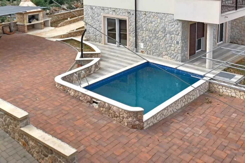 Comfortable Apartment — Privatni bazen s ležaljkama